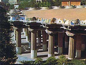 Unterer Säuleneingang im Parc Güell