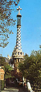 Silhouette des Turms zur linken am Eingang